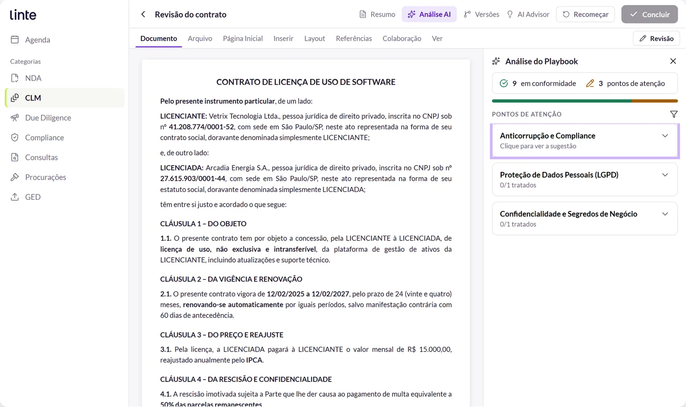 Tela da demo: revisão de um contrato de licença de software, com a análise do playbook ao lado